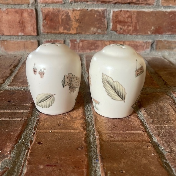 Pfaltzgraff Naturewood Salt & Pepper Shakers - Picture 1 of 4